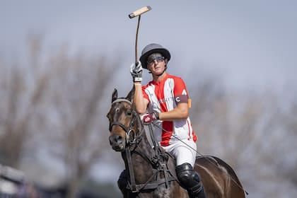 Matías Mac Donough (h.), en acción en el Jockey