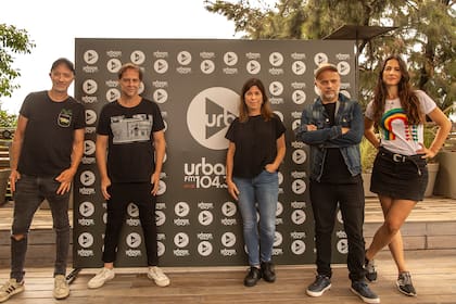 Matías Martin junto a sus compañeros de radio Urbana Play: Andy Kusnetzoff, María O'Donnell, Sebastián Wainraich y Julieta Pink