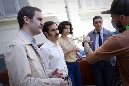 Matías Mayer, Nicolás Francella, Malena Sánchez y Alberto Ajaka escuchan al director Lucas Colomba en una pausa del rodaje de Un crimen argentino