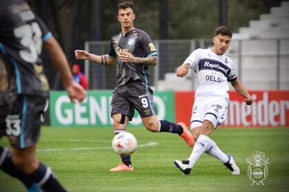Matías Melluso, lateral izquierdo de Gimnasia, ante Augusto Lotti, delantero de Atlético Tucumán, por la 5° fecha del Torneo 2021