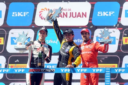 Matías Milla celebra su primer éxito en el Súper TC 2000