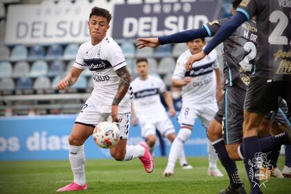 Matías Miranda, volante ofensivo de Gimnasia, intenta desequilibrar en el partido ante Atlético Tucumán, por la 5° fecha del Torneo 2021