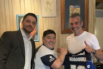 Matías Morla (abogado del nuevo DT de Gimnasia), Diego Maradona y Gabriel Pellegrino, el presidente tripero, celebran en la casa del entrenador, en Bella Vista