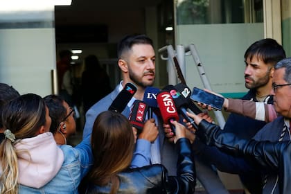 Matías Morla, abogado del padre de Bastián, en la puerta del Hospital Materno infantil, Mar del Plata