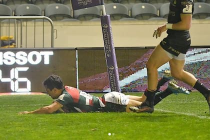 Matías Moroni apoya un try para los Tigers en la Challenge Cup