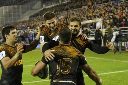Matías Moroni, Sebastián Cancelliere y Ramiro Moyano se asocian al festejo de Emiliano Boffelli en el try del fullback; Jaguares fue un festival de rugby.