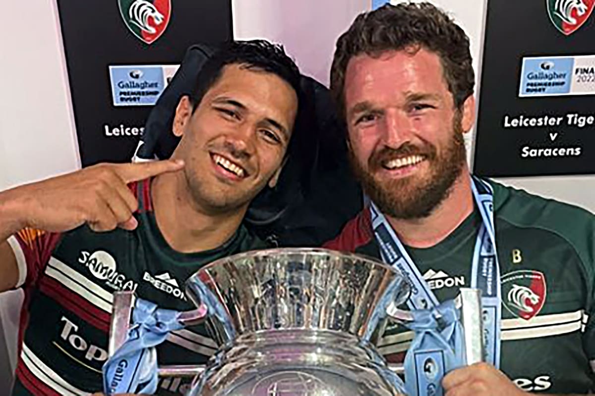 Matías Moroni y Julián Montoya con la copa de la liga Premiership, uno de los cinco trofeos más importantes del rugby de clubes en el mundo, y su primero en Leicester Tigers.