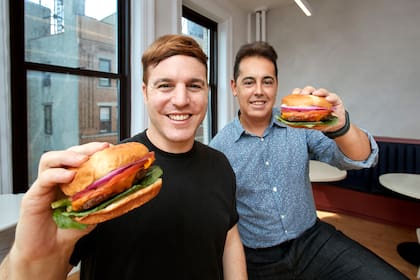 Matias Muchnick, CEO de NotCo y Christian Galdeano, CEO de Mostaza.