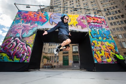 Matías Napp. El reconocido coreógrafo bajó del escenario y se perdió con una sonrisa gigante entre las decenas de personas que fueron hasta el festival para poder bailar junto a él. “Me encantó lo que se generó hoy. El hip-hop es muy sano”, dijo, mientras charlaba con los niños y se tomaba fotos con