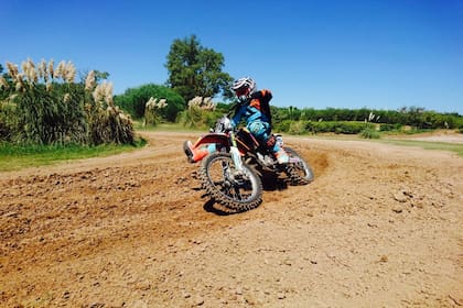 Matías Notti entrenando con una moto de cross con vistas al Dakar 2019 y otras pruebas