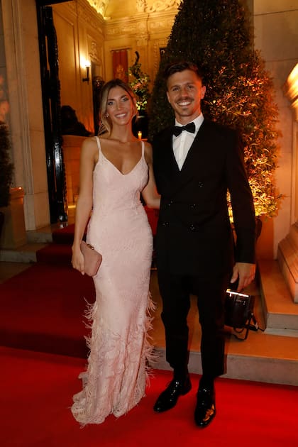 Matías Nozzi, presidente de la Fundación Asociar, y Sofía Ferraris. Adentro, el artista Milo Lockett pintó en vivo acompañado por la música de LNA eventos, música de casamientos, los mismos que tocaron en la boda de Pampita y García Moritán.