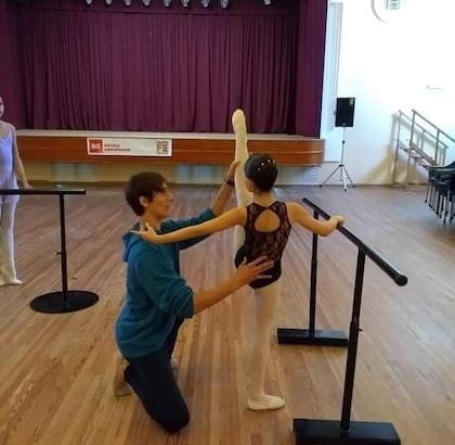 Matías Oberlin, en uno de sus regresos a San Jerónimo Norte, en Santa Fe, para dar una masterclass en la que participó Azul Ardizzone, cuando tenía 9 años; el domingo ambos coincidieron en el escenario en la Ópera de Hamburgo