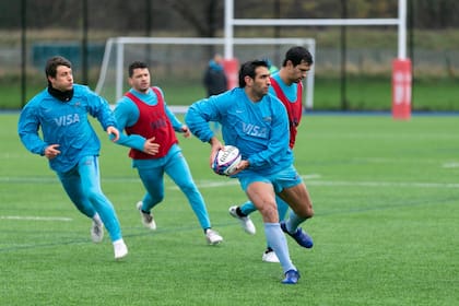 Matías Orlando, a punto de pasar la pelota en uno de los entrenamientos de los Pumas para el test match contra Escocia.