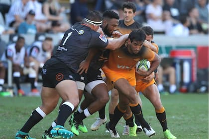 Matías Orlando, autor de tres tries, avanza ante los Sharks