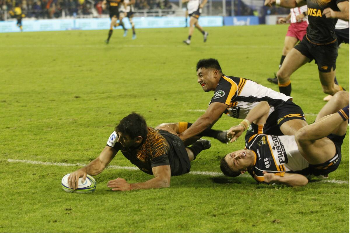 Matías Orlando consigue el primero de sus dos tries en el 39-7 sobre Brumbies.