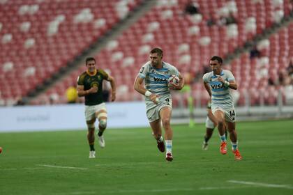 Matías Osadczuk corre hacia el primer try argentino en Singapur ante Sudáfrica