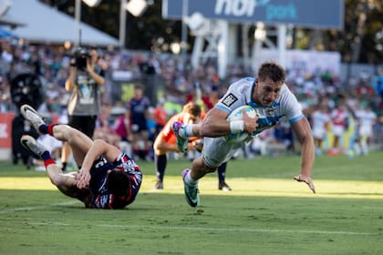 Matías Osadczuk, de los Pumas 7s, se arroja al try ante Gran Bretaña