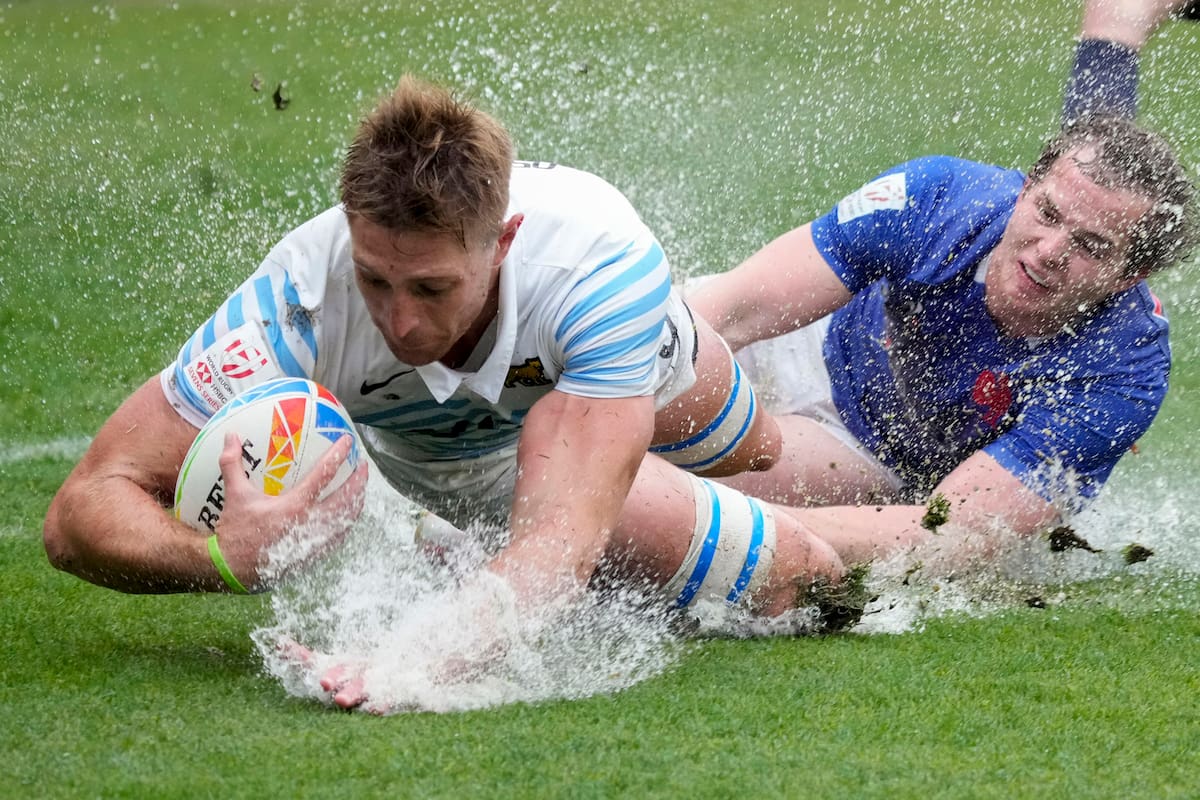 Matías Osadczuk se zambulle en la piscina en que se convirtió la cancha de Los Angeles Galaxy y el francés Leraitre Paul no llega a evitar el try final de la victoria argentina por 17-12 en la primera rueda de la sexta fecha del Circuito Mundial de Seven.