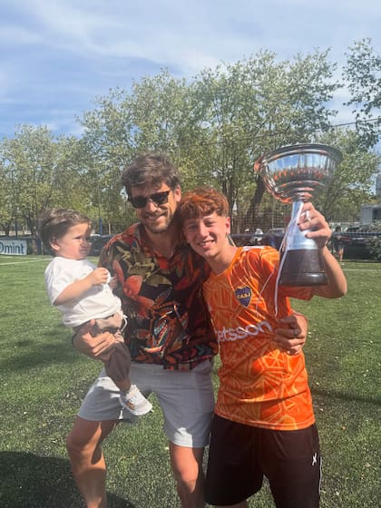 Matías Palliero y Arturo alentaron a Momo en su último día de primaria (Foto: Instagram @jmena)
