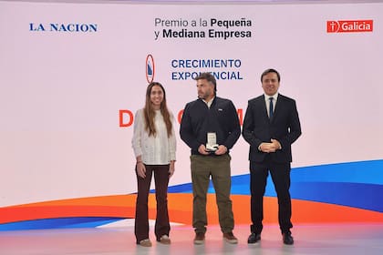 Matías Pellegrini de Don Carmelo recibió la distinción de manos de Fabiola Cundari (Galicia) y Del Rio (LA NACION)
