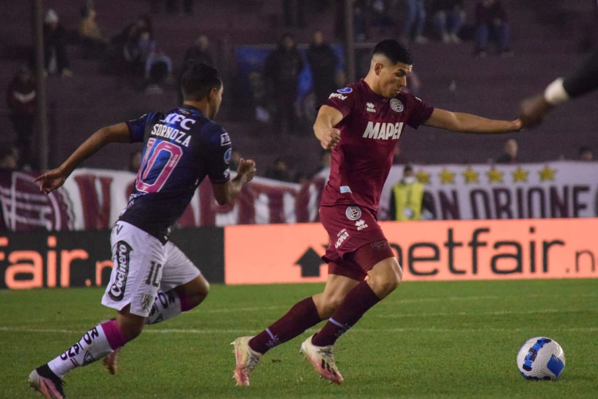 Matías Pérez, defensor de Lanús, fue el que recibió la infracción de Bauman; el Granate jugó casi un tiempo con un futbolista más pero no aprovechó la diferencia