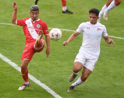 Matías Pisano, titular en Argentinos ante Estudiantes de La Plata, por la 13ra. y última fecha de la Zona 1, con arbitraje de Germán Delfino.
