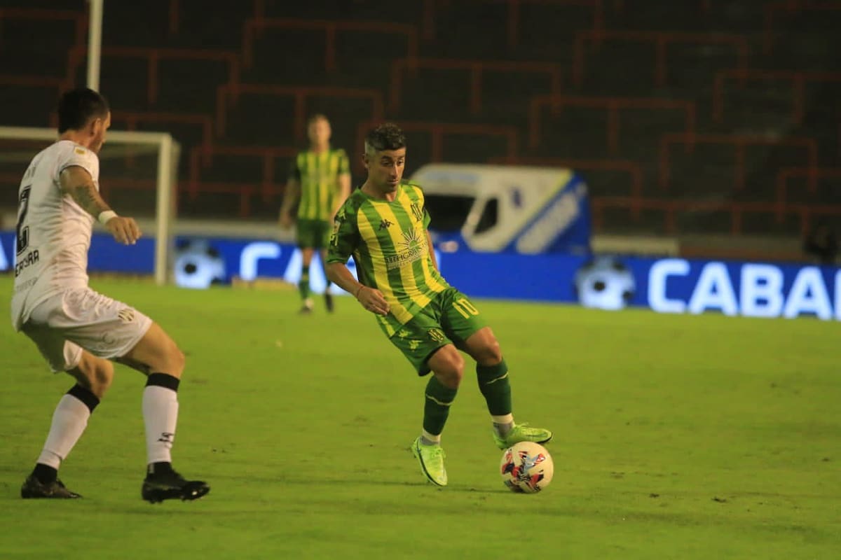Matías Pisano, uno de los futbolistas ofensivos de Aldosivi, intenta desequilibrar ante Fabio Pereyra, de Central Córdoba