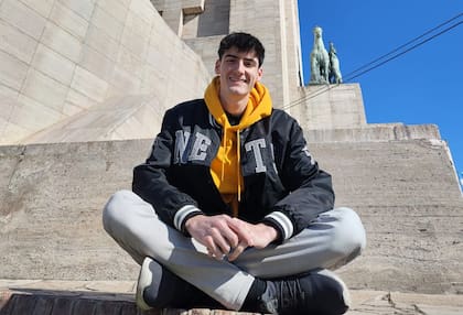 Matías, que es hincha de Newells, posando en el Monumento a la Bandera en Rosario.