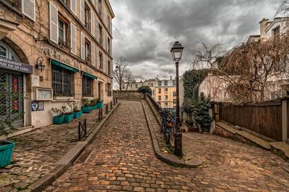 Matías reside en París.
