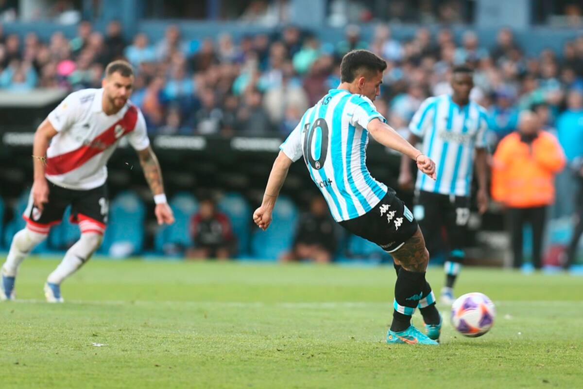 Matías Rojas convierte de penal el 1 a 0 parcial para Racing