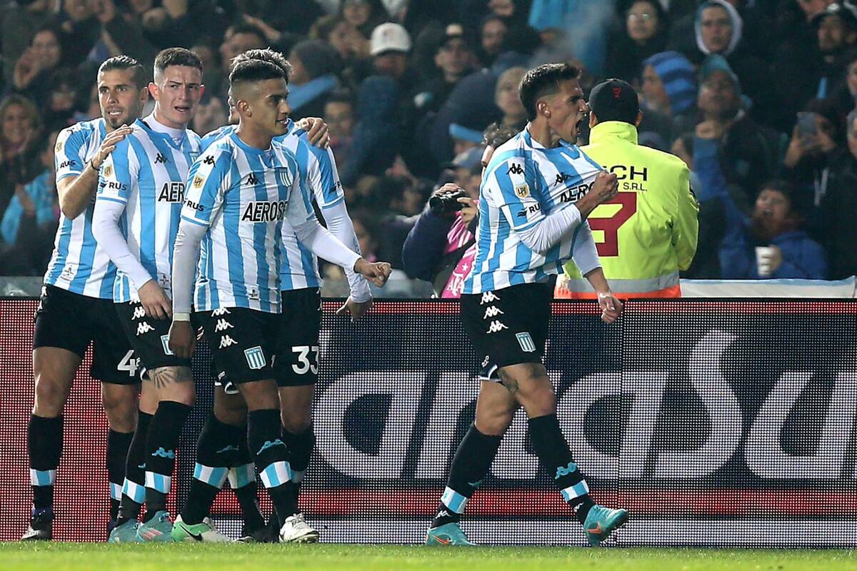 Matías Rojas encabeza la celebración del 1-0 parcial de Racing a Vélez por la Liga Profesional de Fútbol; el número 10 actuó como extremo y consiguió un gol.