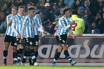 Matías Rojas encabeza la celebración del 1-0 parcial de Racing a Vélez por la Liga Profesional de Fútbol; el número 10 actuó como extremo y consiguió un gol.