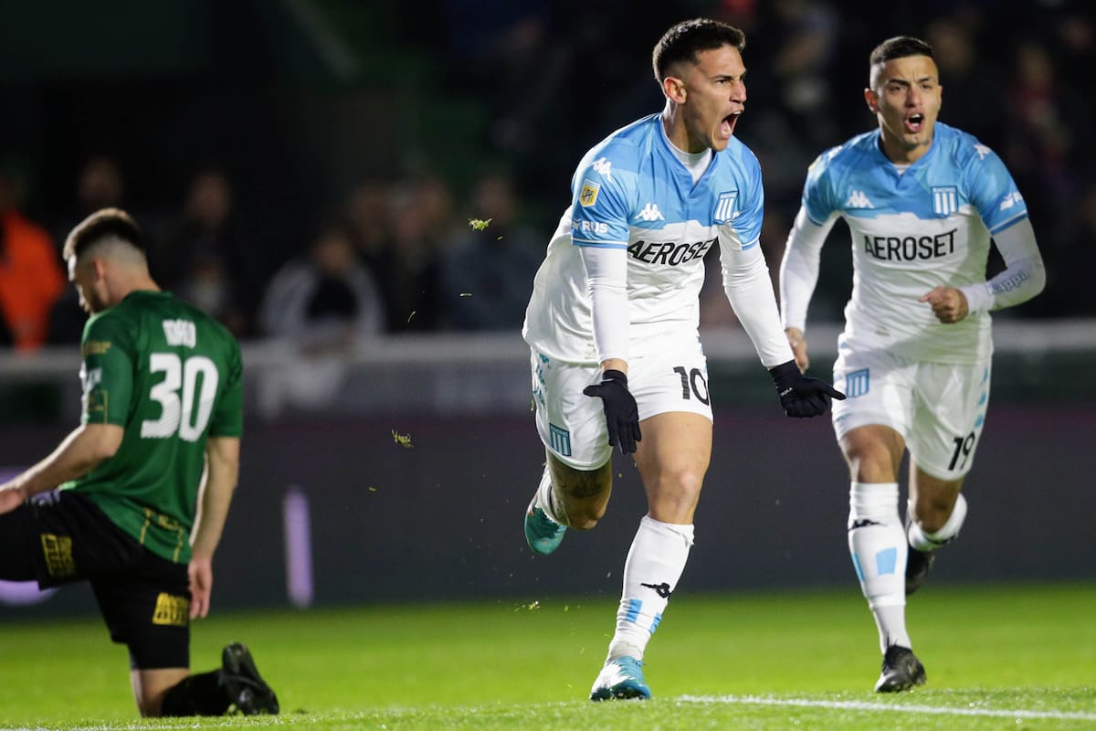 Matías Rojas festeja junto con Lolo Miranda el 1-0 de Racing ante Banfield, en el Sur