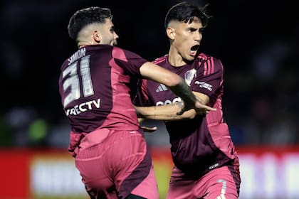 Matías Rojas festeja su gol con Santiago Simón; River empató con Platense en Vicente López