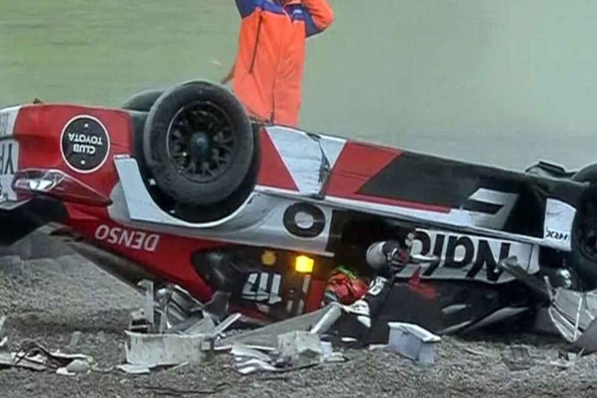 Matías Rossi empieza a salir de su auto, luego de un accidente que asustó a todos