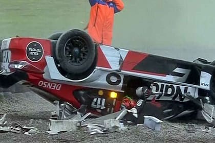 Matías Rossi empieza a salir de su auto, luego de un accidente que asustó a todos