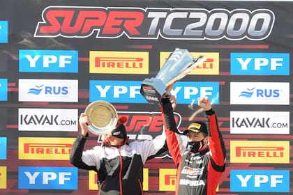Matías Rossi festeja junto con Darío Ramonda en el podio de Toay; el campeón repitió una victoria después de cuatro meses y se trepó a la cima del campeonato
