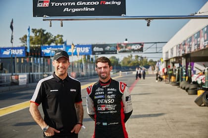 Matías Rossi (izquierda), que tuvo por compañero en una fecha a José María López, va por la corona de TC2000 en Junín.