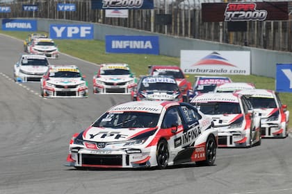 Matías Rossi (Toyota Gazoo Racing) se repuso de una fallida largada, avanzó hasta el quinto puesto y llegará al desenlace del campeonato con 27 puntos de ventaja, con 33 en juego, sobre Agustín Canapino