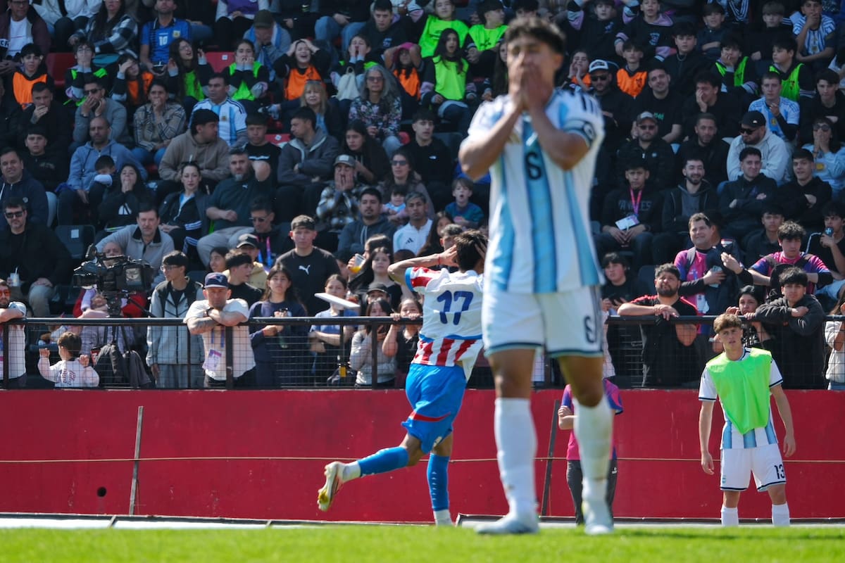 Matías Satas se lamenta mientras en segundo plano Zarza festeja el segundo gol de Paraguay