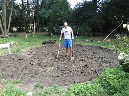 Matías Schiel, en su trabajo como peón de campo