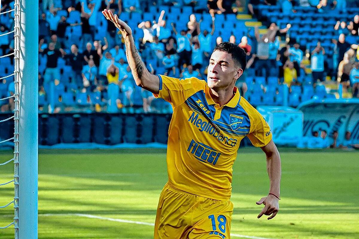 Matías Soulé celebra un gol para Frosinone, el club al que llegó a préstamo desde Juventus