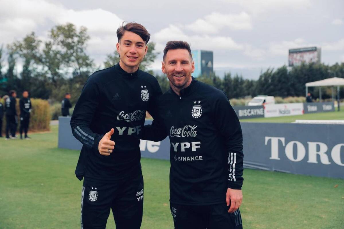 Matías Soulé y Lionel Messi: dos generaciones. Foto tomada en la doble fecha de eliminatorias en marzo de 2022