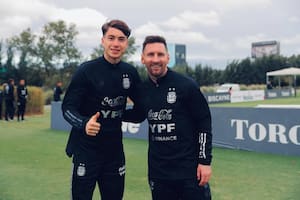 Matías Soulé y Lionel Messi: dos generaciones. Foto tomada en la doble fecha de eliminatorias en marzo de 2022