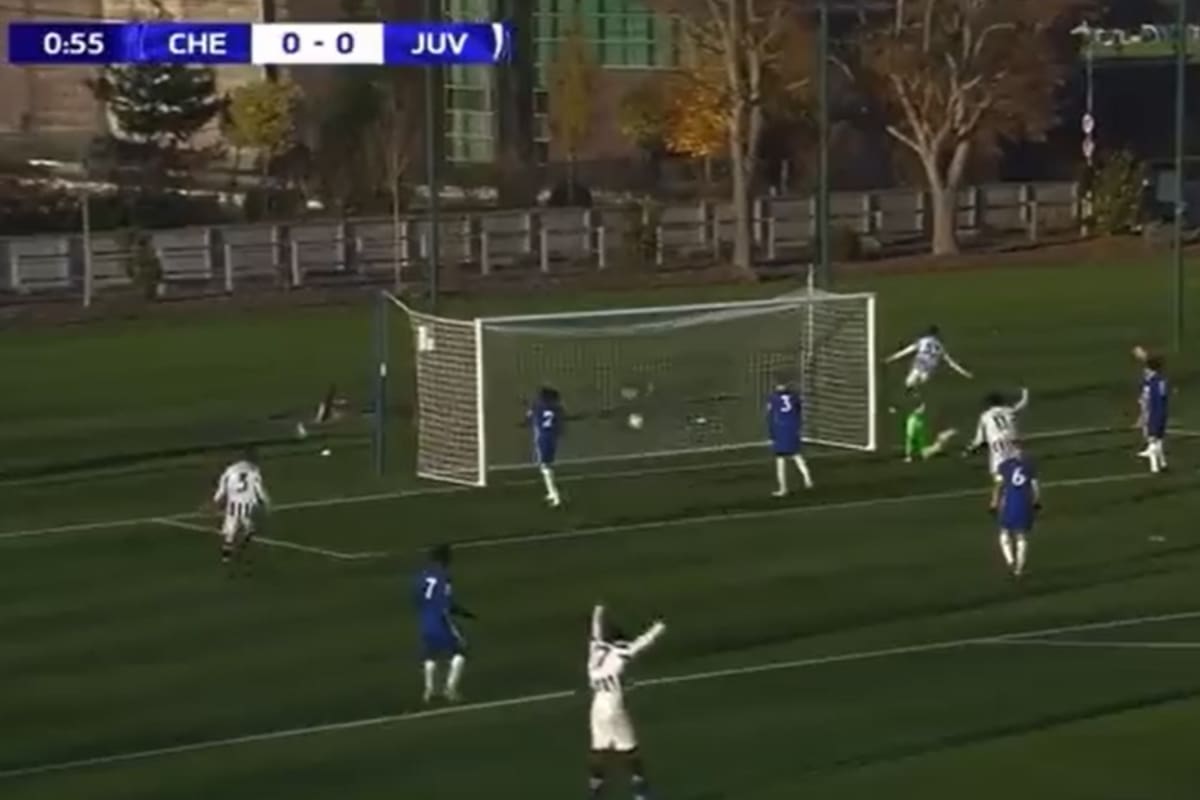 Matías Soulé ya festeja el gol para Juventus ante Chelsea