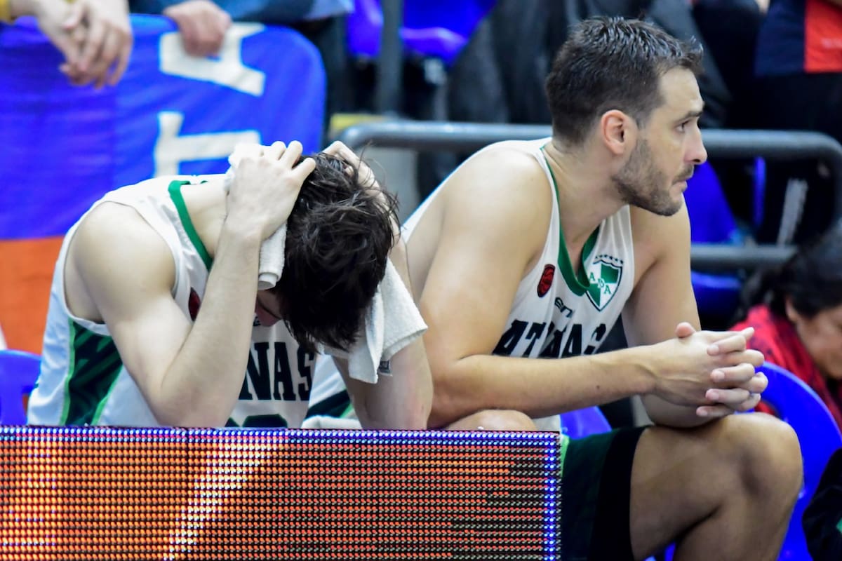 Matías Stanic se agarra la cabeza y Omar Cantón está con la mirada perdida: Atenas, de Córdoba, el club más histórico del básquetbol argentino, descendió de categoría de la Liga Nacional por primera vez.