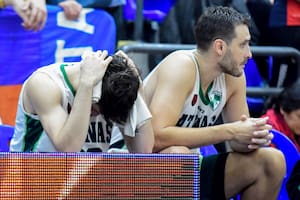 Matías Stanic se agarra la cabeza y Omar Cantón está con la mirada perdida: Atenas, de Córdoba, el club más histórico del básquetbol argentino, descendió de categoría de la Liga Nacional por primera vez.