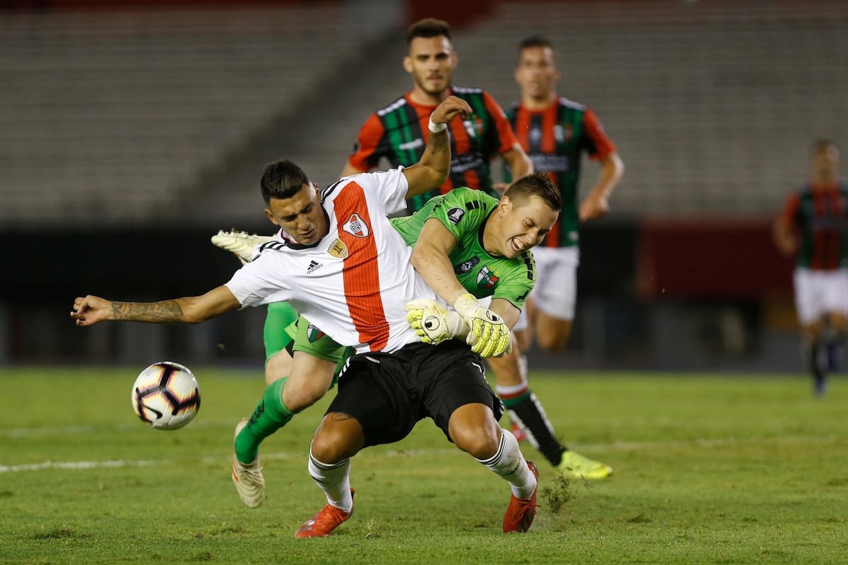 Matias Suarez cae ante el choque con el arquero