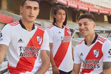 Matías Suárez, Carolina Birizamberri y Gonzalo Montiel, luciendo la nueva camiseta titular de River.