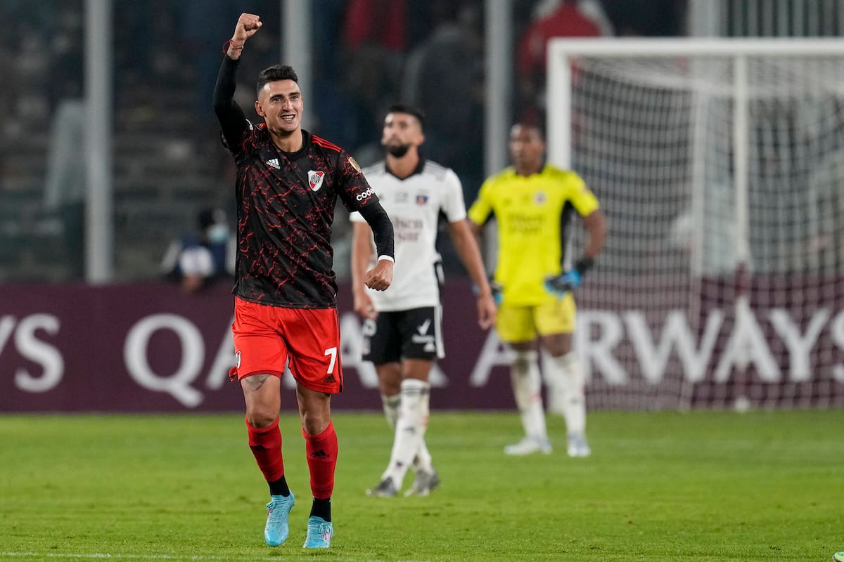 Matías Suárez celebra su gol, el primero de River en la victoria sobre Colo Colo en Santiago; el equipo de Gallardo dio un paso vital hacia la clasificación